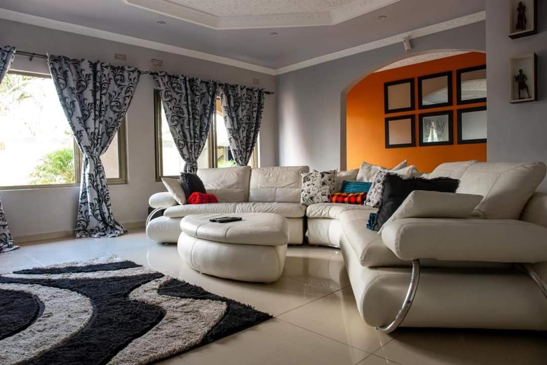 Emc Fully Furnished &Serviced Villas 4 Bedroom With Solar Power , Private Pool, Starlink Wifi ,Aircons & Dstv Lusaka Exterior photo