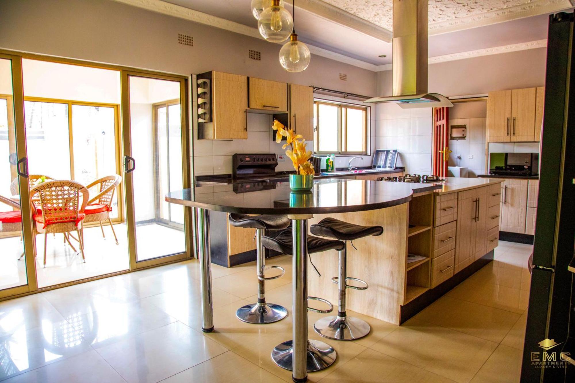Emc Fully Furnished &Serviced Villas 4 Bedroom With Solar Power , Private Pool, Starlink Wifi ,Aircons & Dstv Lusaka Exterior photo